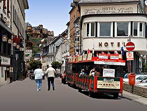 St. Goarer Stadtbahn Burgexpress Haltestelle am Marktplatz vor der Stiftskirche, � 1999, WHO