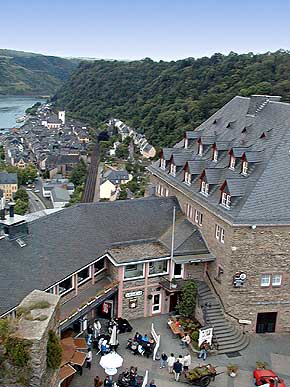 Schlosshotel Rheinfels hoch ber St. Goar am Rhein. Blick vom Uhrturm.  1999, WHO